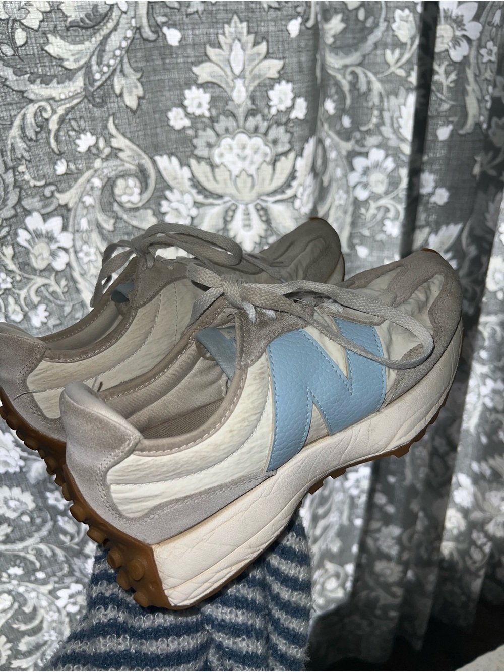 New Balance 327 Sneakers - Timberwolf / Sea
Salt / Light Chrome Blue (WS327FTA)